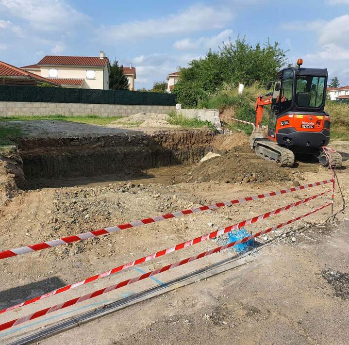 Travaux de terrassement précis pour les fondations et accès